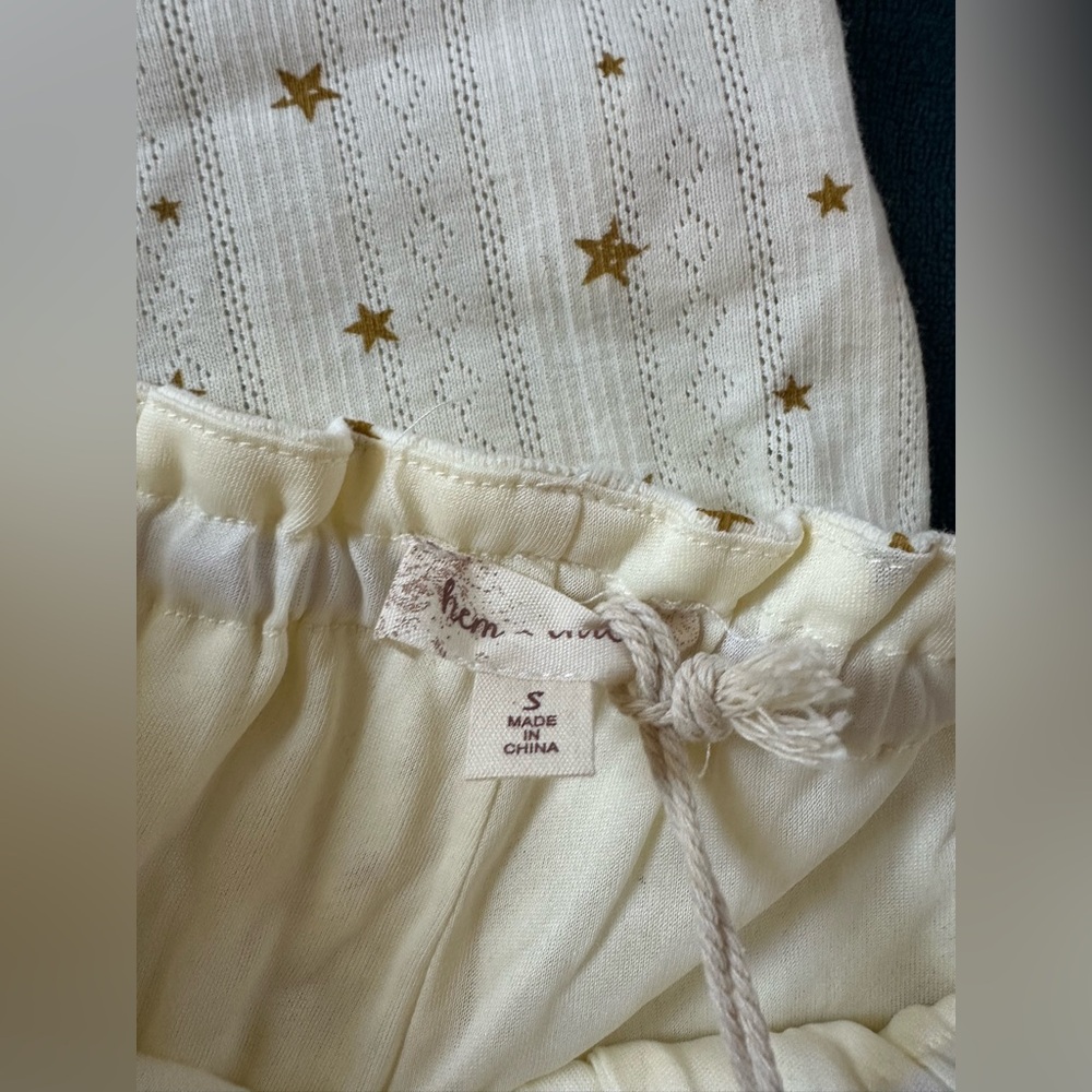 Hem & Thread Cream Pajama Set with⭐️⭐️Pattern - Picture 4 of 7